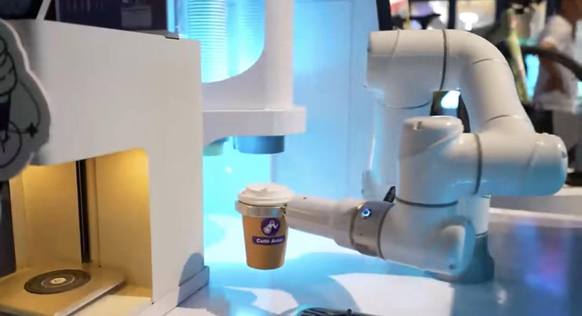 展館設有各種科技,咖啡機器人全天候服務。(圖片來源:視頻截圖)