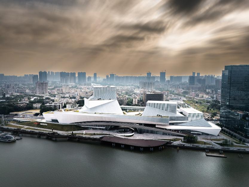 白鵝潭大灣區藝術中心高78.5米,地上11層,地下2層,由廣東美術館、廣東非物質文化遺產展示中心、廣東文學館三館組成。(圖片來源:視覺中國)