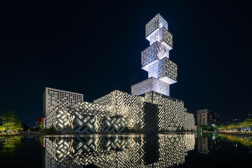 佛山大劇院外牆採用鏤空的佛山傳統剪紙紋理設計,整體設計融合中西美學,極具美感。(圖片來源:視覺中國)