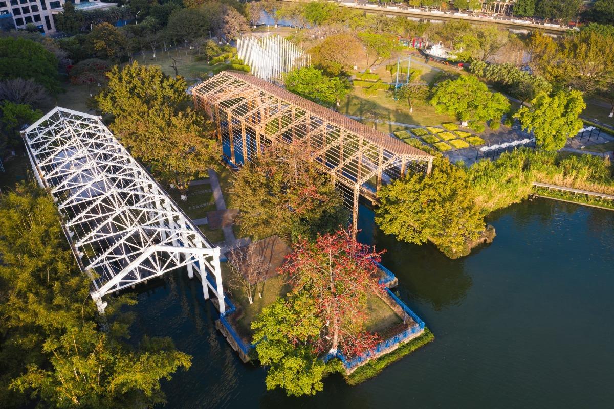 圖中的兩座鋼骨架,是昔日粵中船廠兩大船塢。當年根據南方的氣候特點,建造室內造船台,降低了工人的幸勞,大大提高了勞動生產率,開創了國內造船的先河。鼎盛時期粵中船廠曾有八個室內造船車間及兩個船塢。(圖片來源:視覺中國)