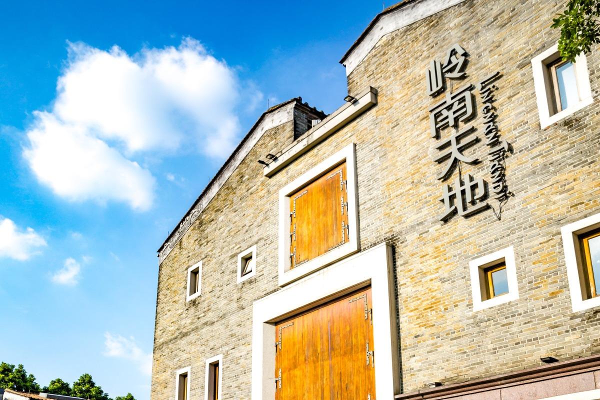 佛山嶺南天地,以部分拆卸重建,部分「修舊如舊」方式建造,極大地保留了文物保護單位建築。它是一個開放街區,在傳統建建築中積聚人氣和彰顯城市活力。(圖片來源:Shutterstock)