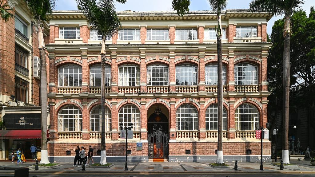 歷史上,沙面曾經有四十多家洋行,沙面洋行對廣州近現代工業發展產生了很大的影響,以輪船運輸業為例,當時在沙面洋行中,大型的輪船公司有4家,分別是外商太古、怡和、日清以及華南招商局,其中以英國太古輪船公司的規模最大,其建築也別具英式風格。(圖片來源:視覺中國)