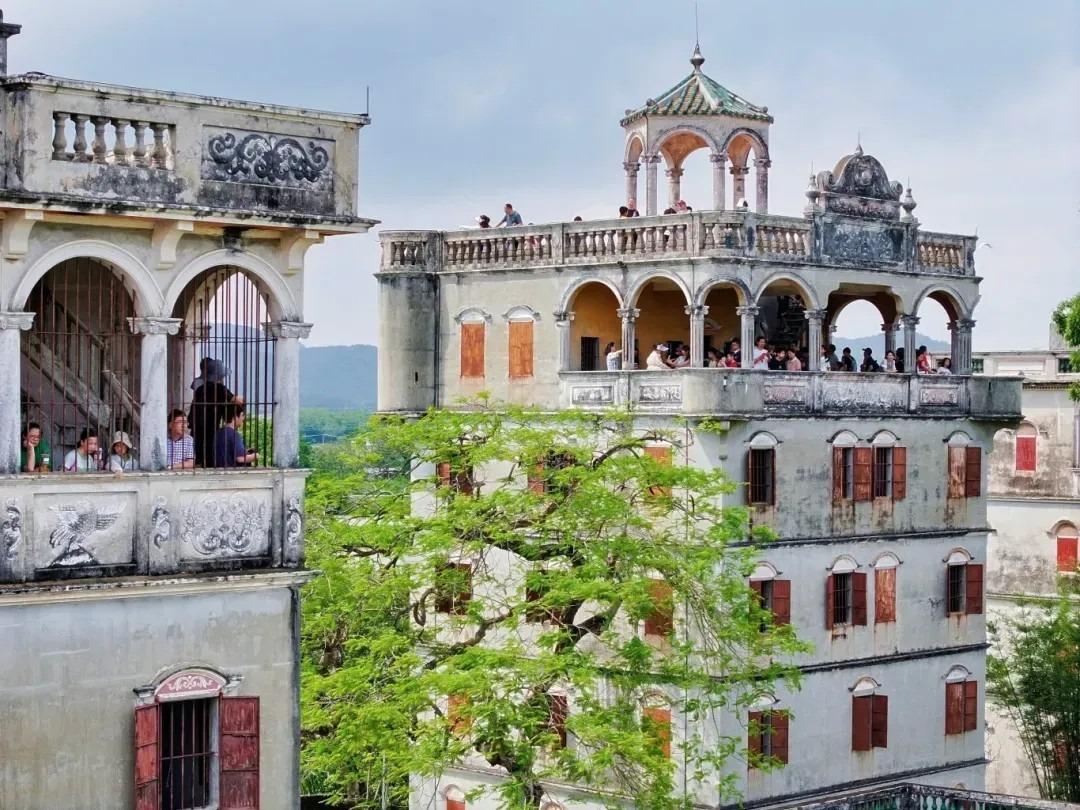 銘石樓是開平碉樓中最豪華碉樓, 銘石樓主人方潤文,當年到海外謀生美國經商致富,回國興建碉樓,其碉樓有精美的家具、彩色玻璃屏風、時髦的西洋留聲機、德國大鐘等。(圖片來源:江門市僑官網)