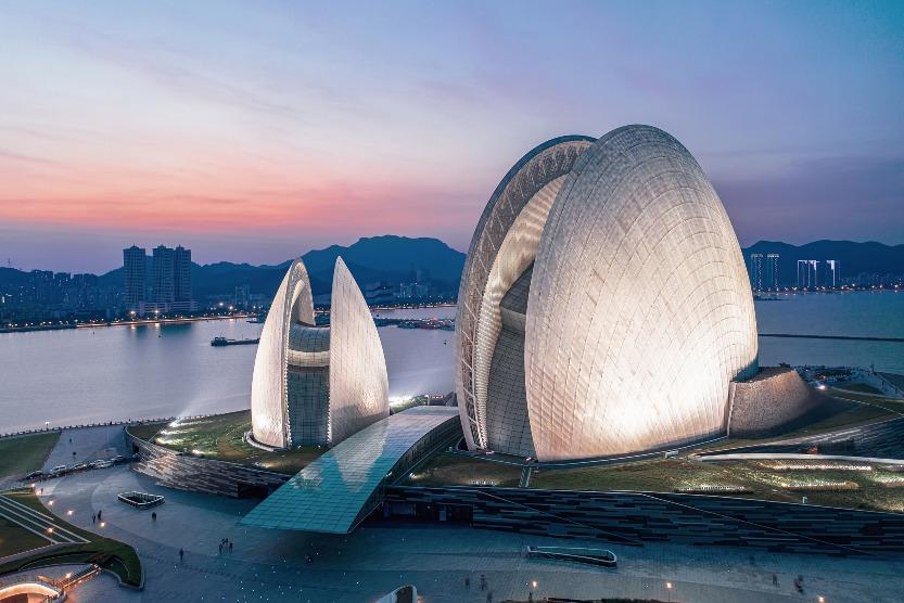 珠海大劇院又名「日月貝」,遠看其外形像兩組一大一小的「貝殼」,「大貝殼」最大高度達90米。夜幕下的劇院亮起燈飾美輪美奐。(圖片來源:視覺中國)