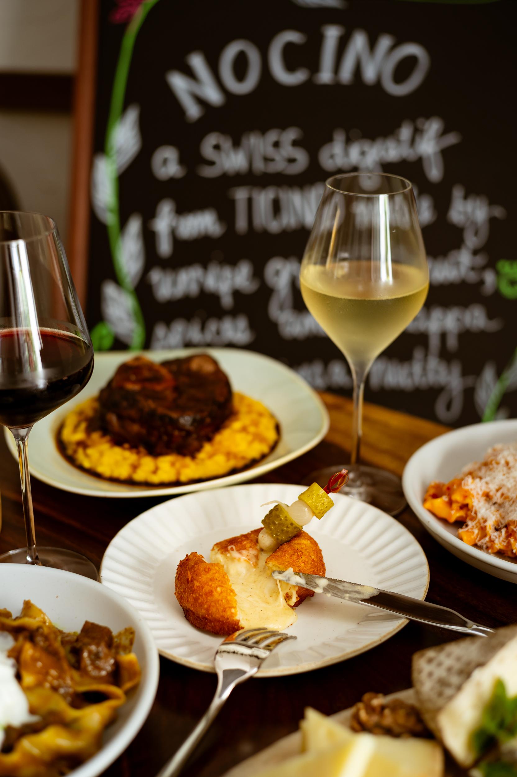 炸芝士波波($68)混合了瑞士Gruyère芝士與瑞士櫻桃白蘭地(Kirsch)的風味。