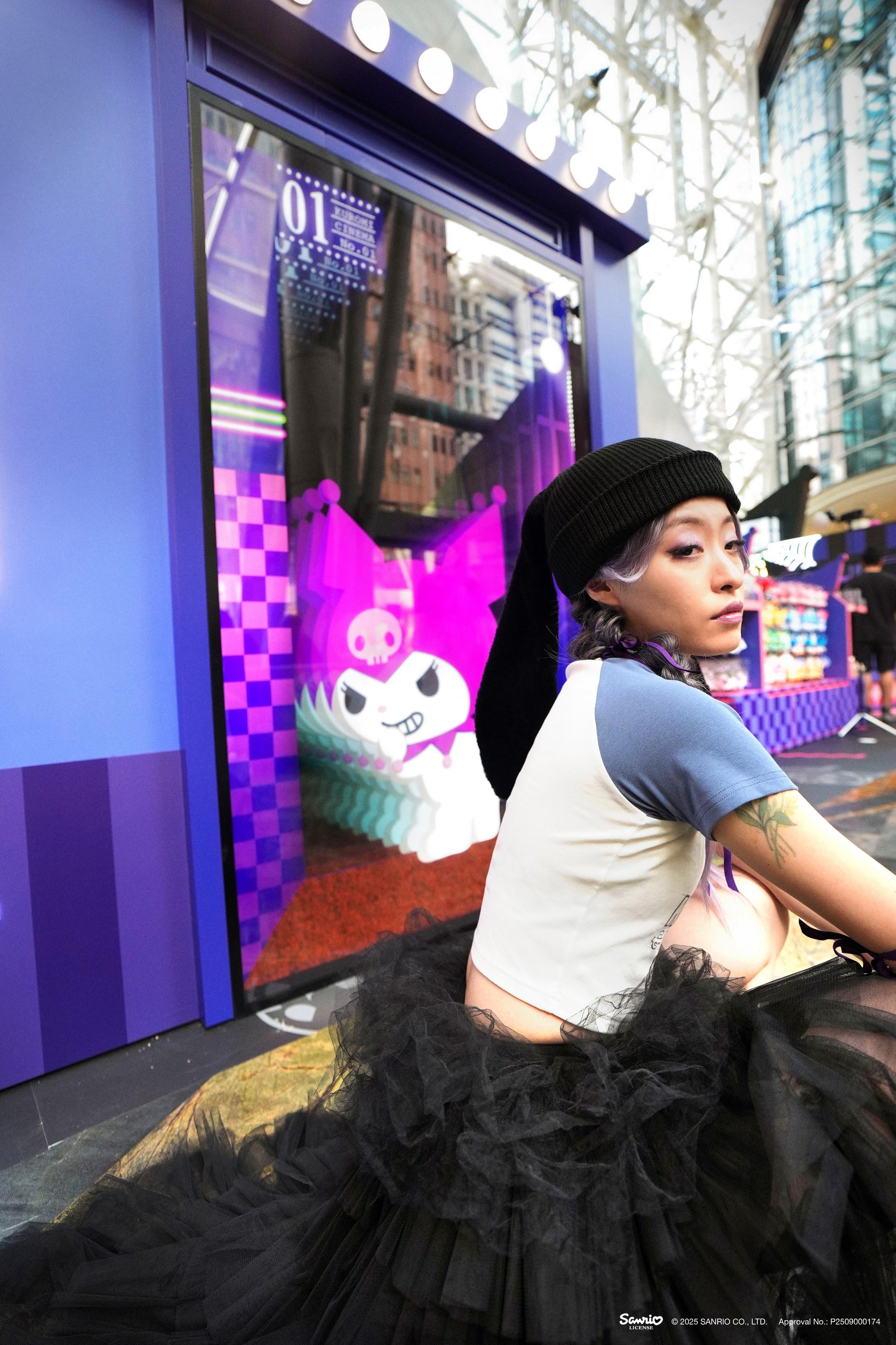 怪異影院以百老匯劇院設計為靈感,矚目燈箱配上KUROMI 標誌性的耳仔及Cute Cute骷髗頭圖案,加上地磚以KUROMI最愛的黑色和Shocking Pink交錯鋪排,打造吸睛效果!