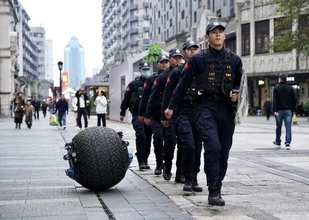 球形機械人外部可以加掛不同設備。圖為浙江省溫州市警方與球形機械人一起巡邏。(網上圖片)