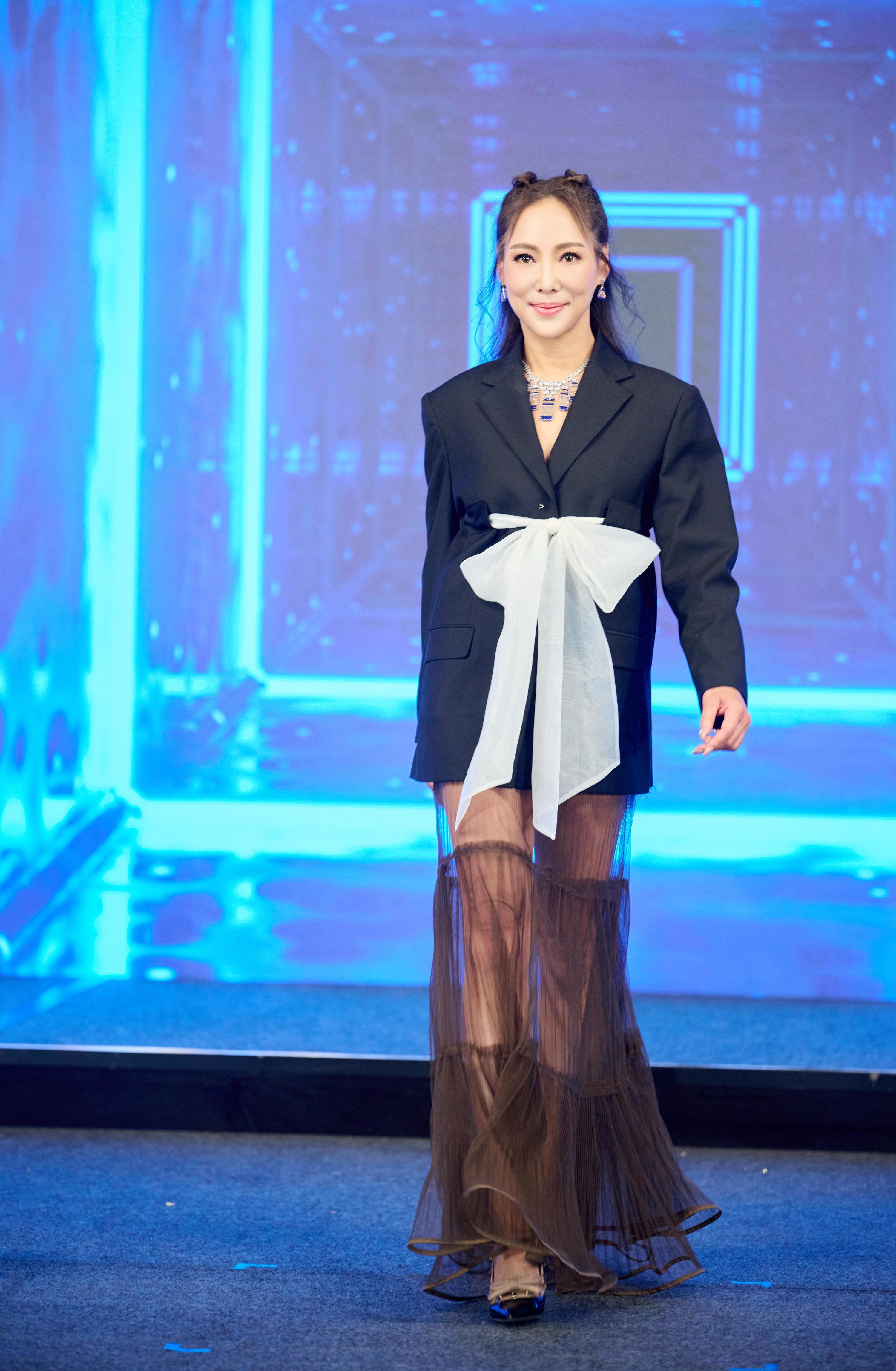 模特兒出身的程瑤,行起catwalk份外得心應手。