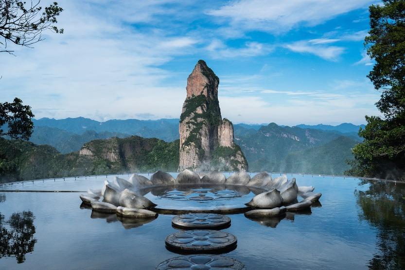 「佛影蓮韻」是神仙居的一個打卡新熱點,其正對標誌性景觀、觀音峰,觀景台水面如鏡,中央有一個蓮花台,四周水霧繚繞,仙氣飄飄,非常有意境。(圖片來源:視覺中國)