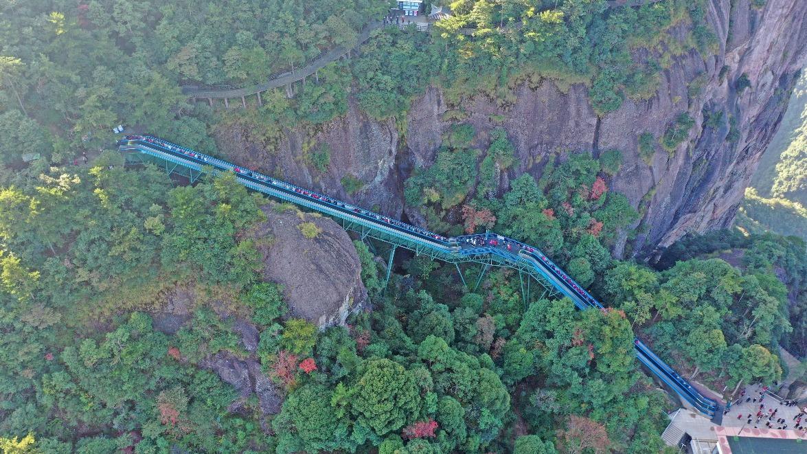 神仙居的無痛爬山電梯——南天梯依崖而建,單向運力每小時可載3,600人,讓遊客可以輕鬆「躺平」登頂。(圖片來源:視覺中國)