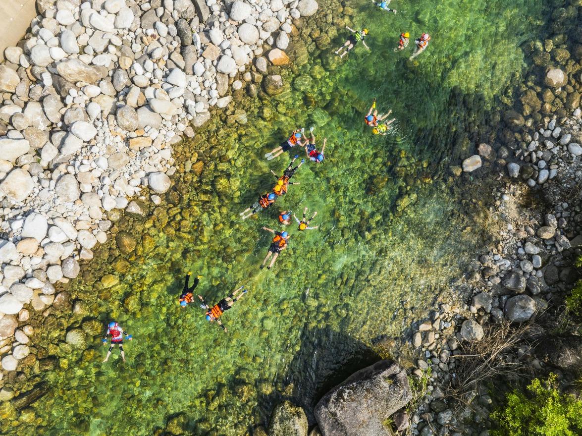 遊客在貓兒山的「果凍水」體驗「躺平式漂流」,悠然自在。(圖片來源:視覺中國)