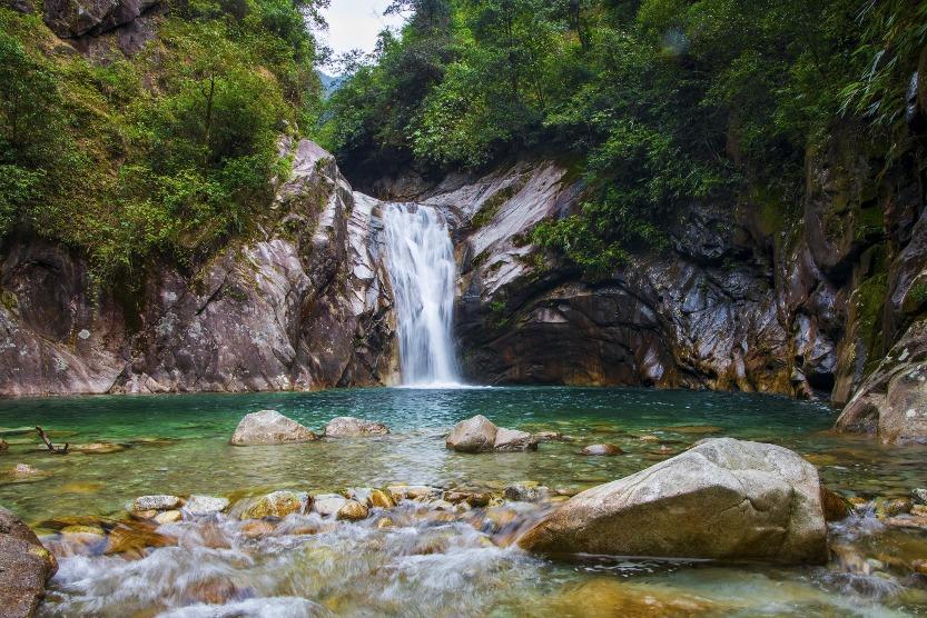 貓兒山山腳,是灕江源頭處,潭水清澈,在陽光下透出晶瑩剔透的碧綠色,宛如果凍,又名「果凍水」。(圖片來源:視覺中國)