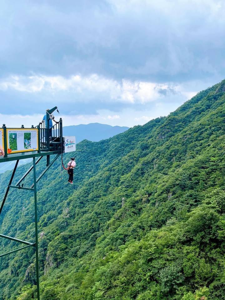 雲上草原「慢速笨豬跳」項目,採用電動緩降技術,跳下瞬間並不會極速墜落,而是由半空慢慢降到地面。(網上圖片)