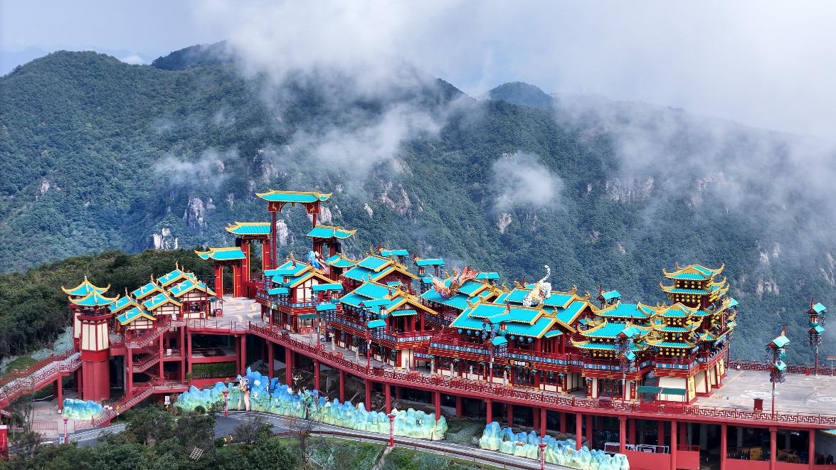 雲上草原全新景區——仙俠鎮,於今年9月初開幕,以中國古代神話為背景,構建出一座亦真亦幻的仙俠世界,據説景區的洗手間更按照《哪吒2》的玉虛宮打造而成。(圖片來源:視覺中國)