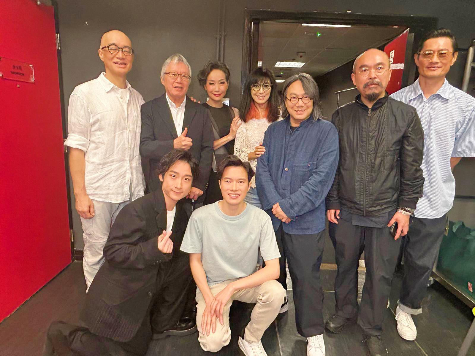 米雪和《唔講得》台前幕後人員合照。