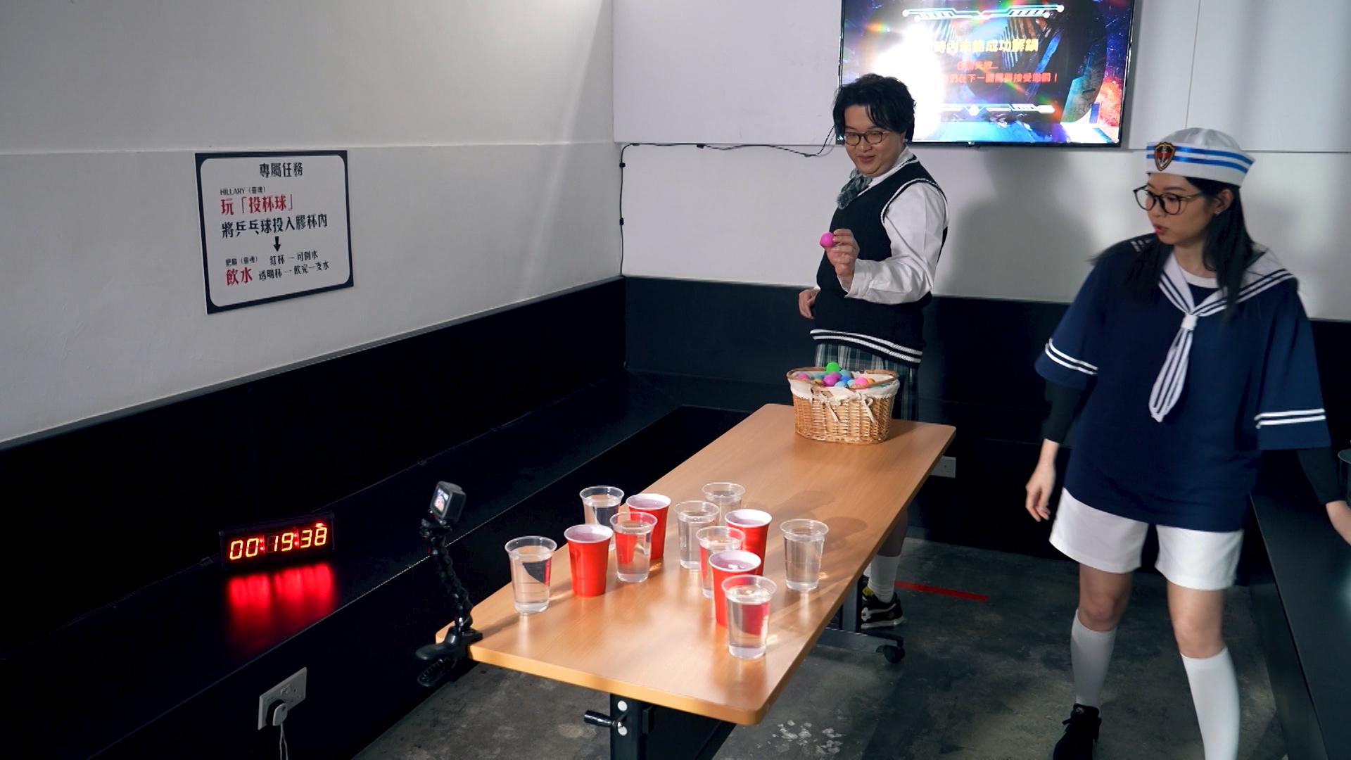 肥腸與Hillary挑戰乒乓球遊戲