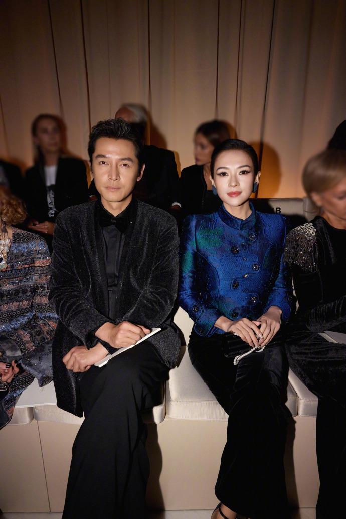 胡歌、章子怡被安排同坐前排,欣賞Armani 50周年大騷 。