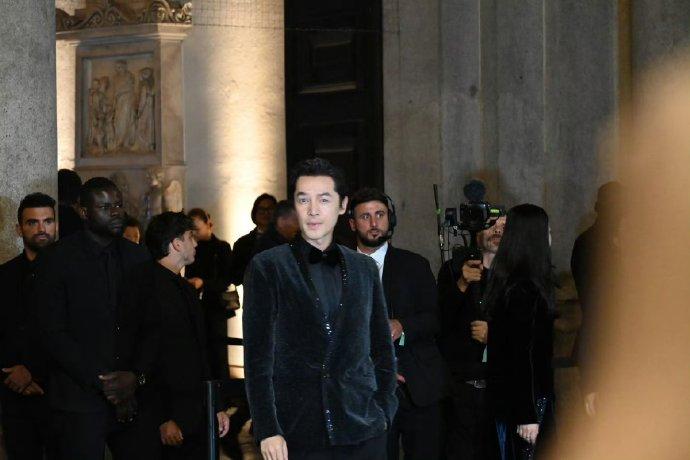 低調現身的兩人的胡歌,仍被鏡頭捕捉到。