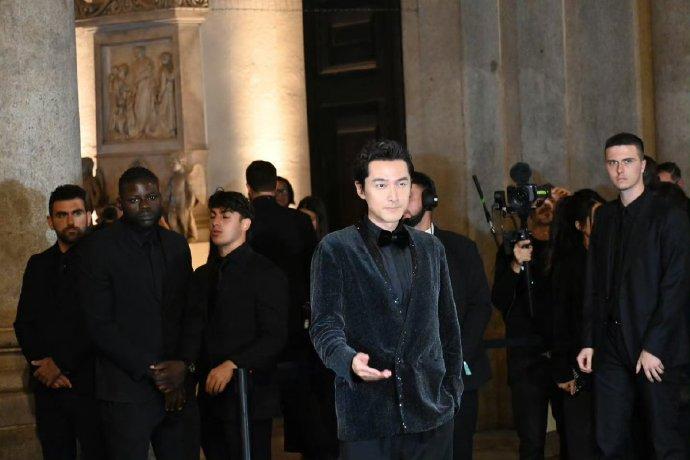 全黑打扮的胡歌,一出場即成焦點。