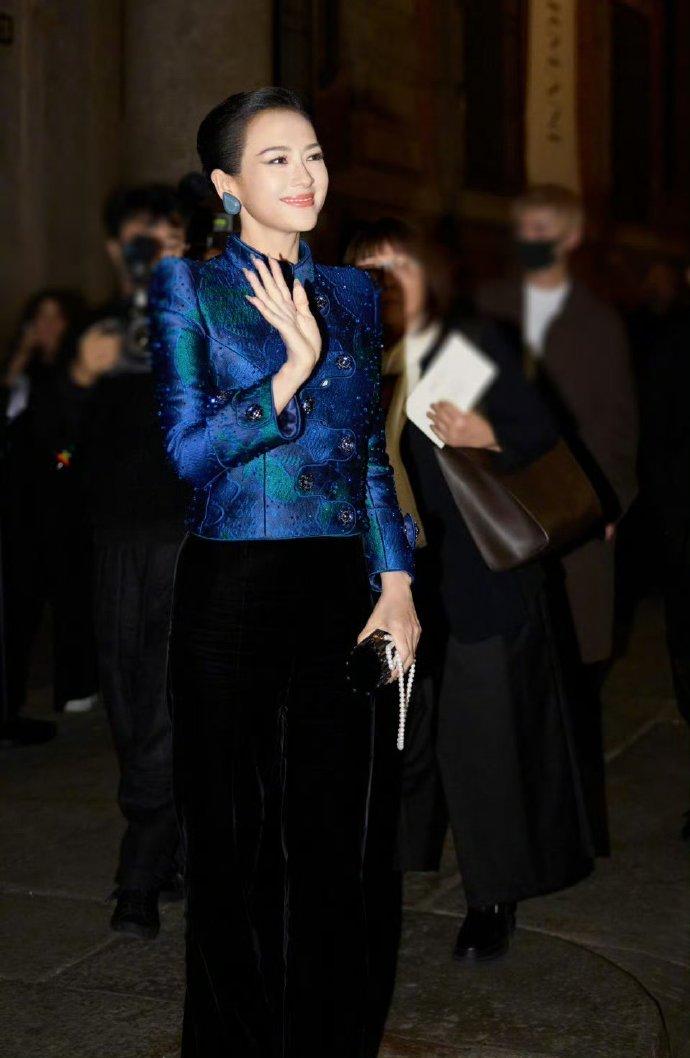 章子怡一到場即成攝影師的焦點。
