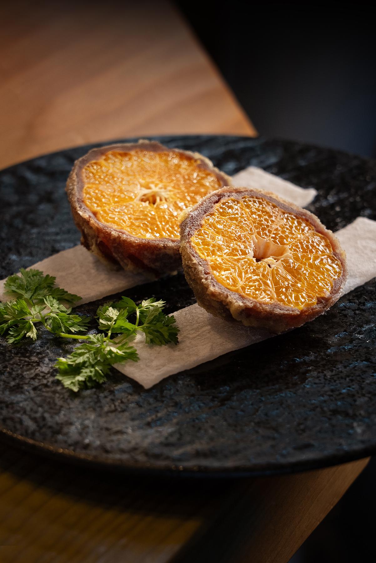 清甜多汁的蜜柑紅豆蓉天婦羅配麻糬