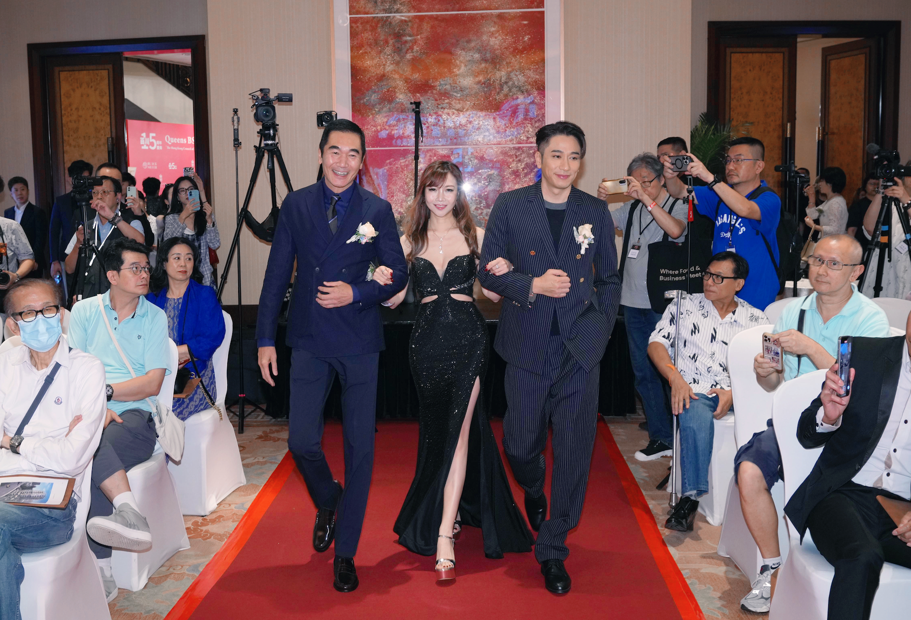 吳卓羲與方中信和執行董事合照。