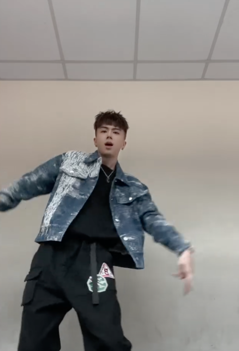 丘梓謙不時分享跳舞片。