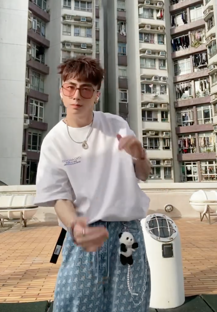 丘梓謙不時分享跳舞片。