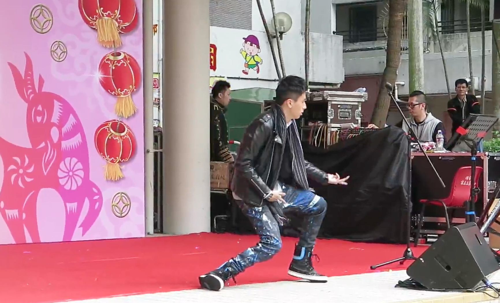 丘梓謙十年前的跳舞片可在網上找到。