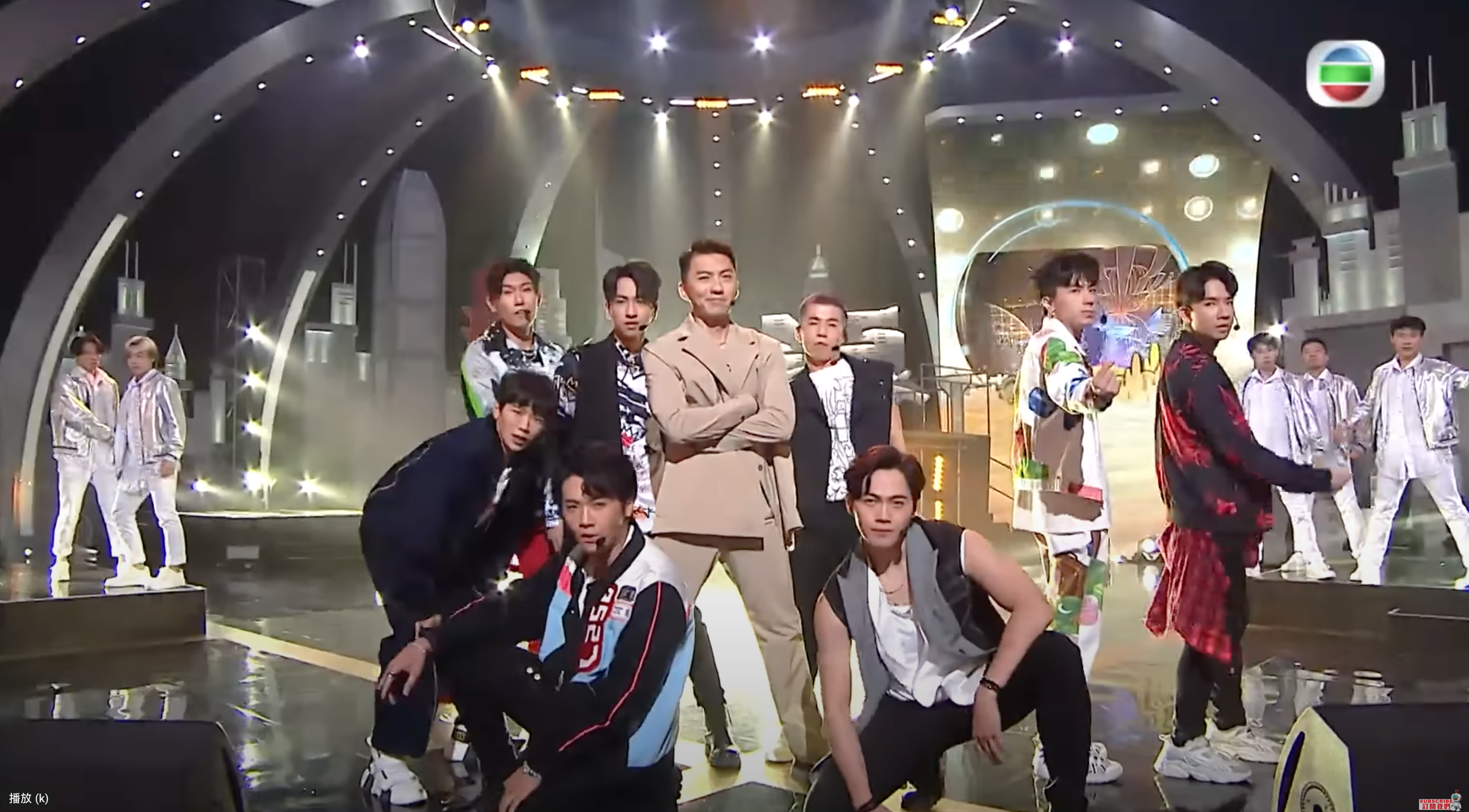 丘梓謙曾以Super Tiger身份與袁偉豪一齊上台跳唱。