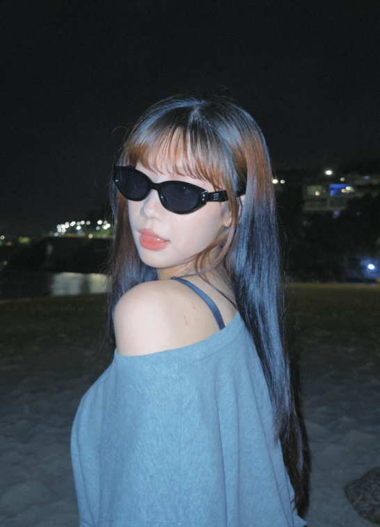 第四位「作女神」,身份神秘。