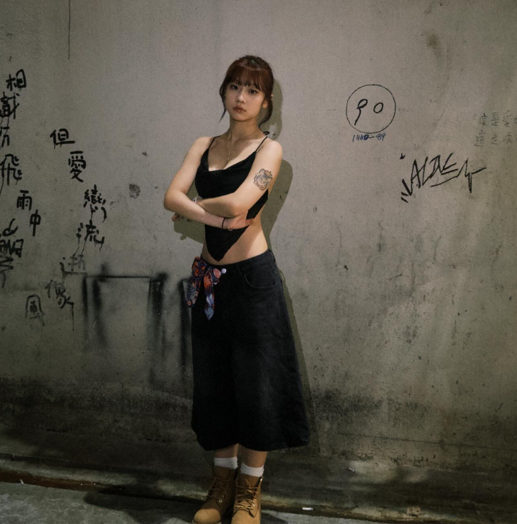 第四位「作女神」,身份神秘。