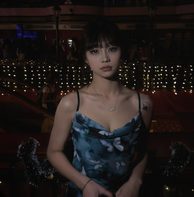 第四位「作女神」,身份神秘。