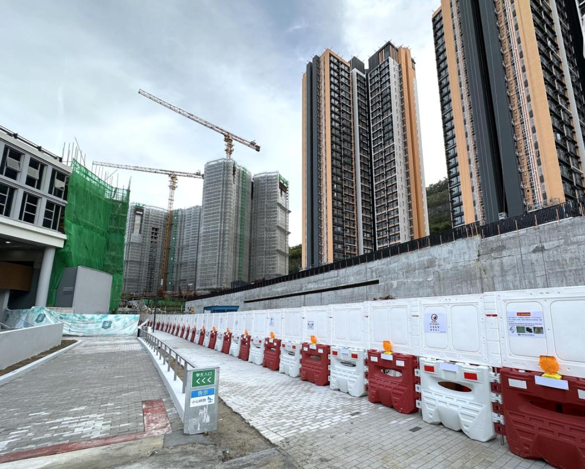 校長表示,會將工人及師生分隔,工人有指定出入口,不會與師生有接觸。(港台圖片)