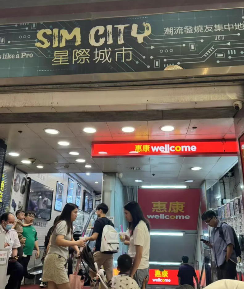 旺角另一「腦場」星際城市近年轉型「翻生」,在小紅書追捧下,店舖靠轉型即影即有相機及相紙、菲林相機以及復古數碼相機吸引大量內地客,搖身一變成「相機天堂」(小紅書)