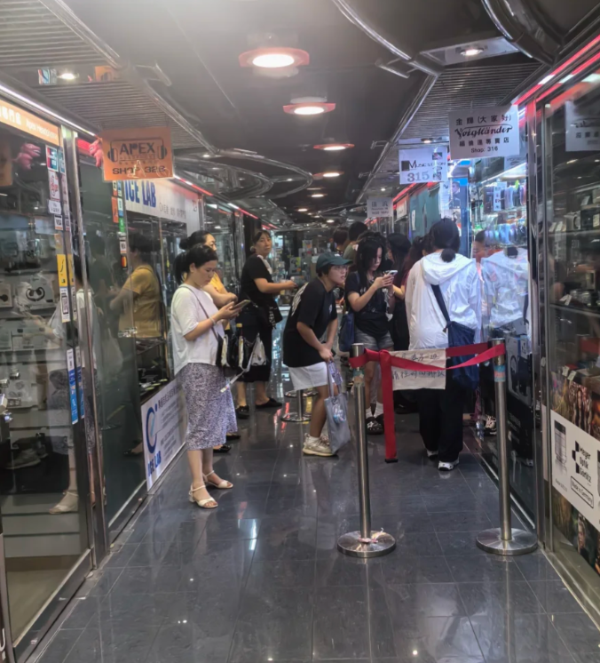 旺角另一「腦場」星際城市近年轉型「翻生」,在小紅書追捧下,店舖靠轉型即影即有相機及相紙、菲林相機以及復古數碼相機吸引大量內地客,搖身一變成「相機天堂」(小紅書)