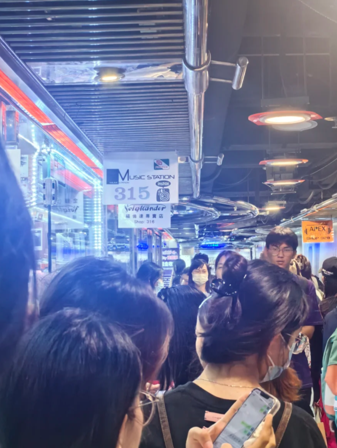 旺角另一「腦場」星際城市近年轉型「翻生」,在小紅書追捧下,店舖靠轉型即影即有相機及相紙、菲林相機以及復古數碼相機吸引大量內地客,搖身一變成「相機天堂」(小紅書)