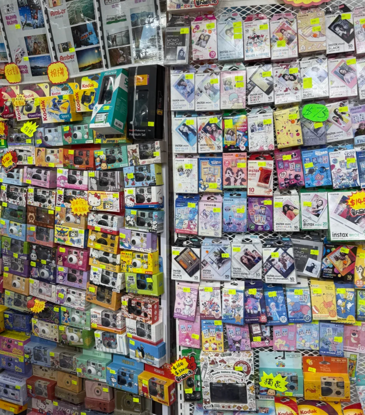 旺角另一「腦場」星際城市近年轉型「翻生」,在小紅書追捧下,店舖靠轉型即影即有相機及相紙、菲林相機以及復古數碼相機吸引大量內地客,搖身一變成「相機天堂」(小紅書)