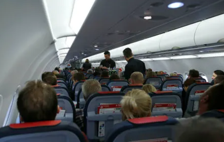 有網民認為事主如要跟妹妹互動,應該一早跟中間位的女士調位。(資料圖片)