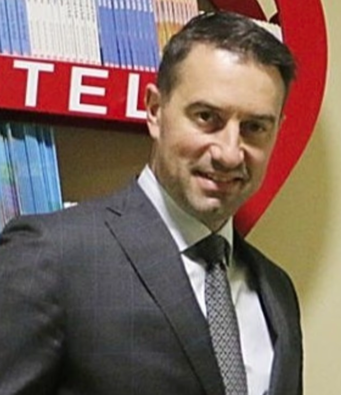 什切雷克被拍到搶走球星送給男孩的cap帽,令網民憤怒不已。(互聯網)