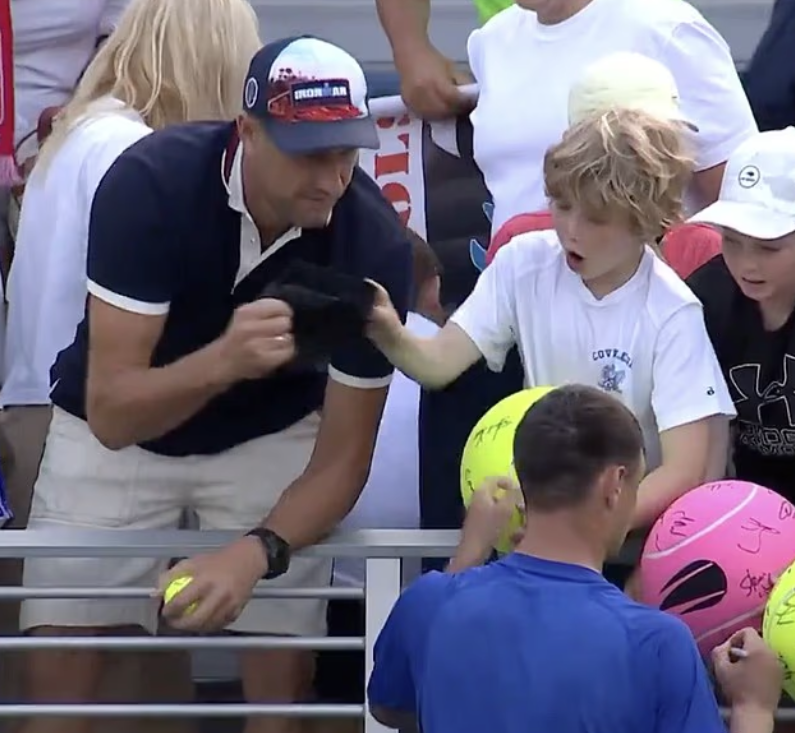 什切雷克被拍到搶走球星送給男孩的cap帽,令網民憤怒不已。(互聯網)