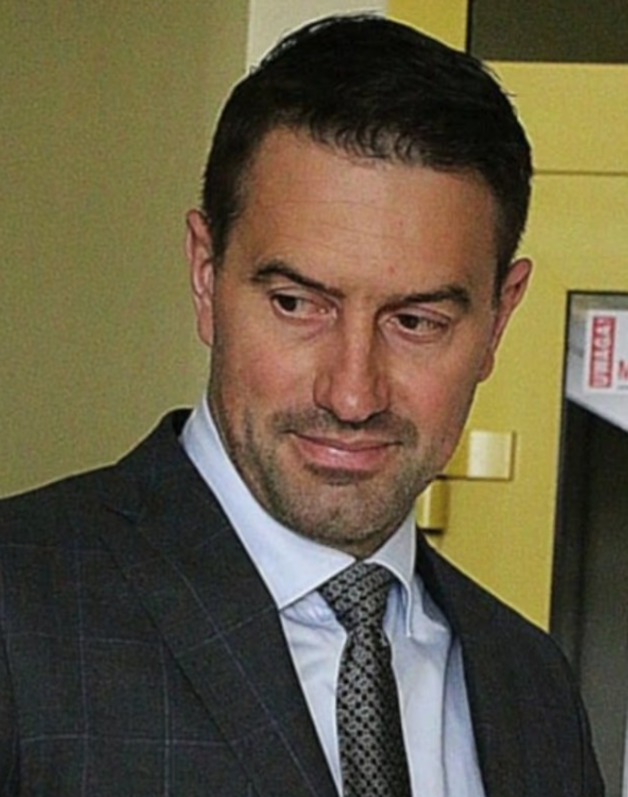 什切雷克被拍到搶走球星送給男孩的cap帽,令網民憤怒不已。(互聯網)