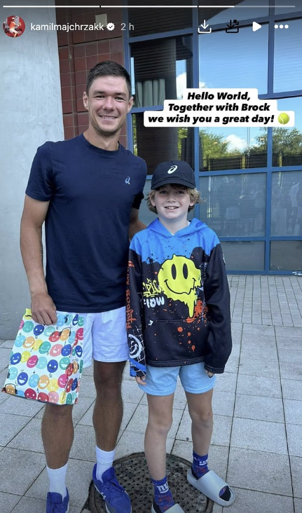 球星馬卓錫之後跟男孩重聚安撫他。(互聯網)