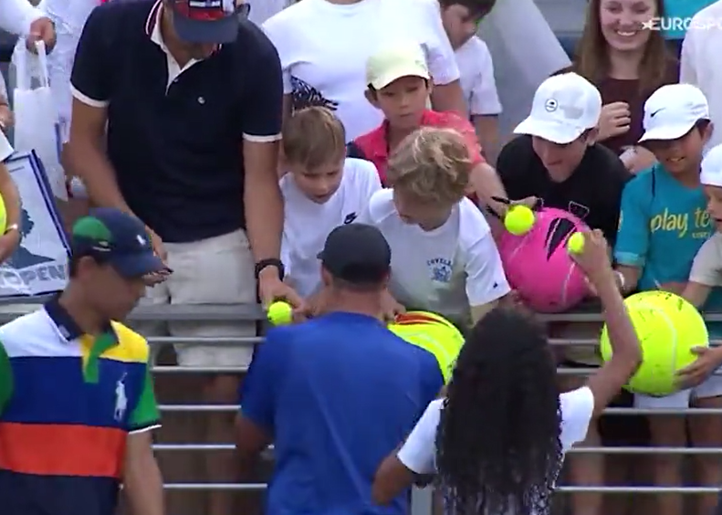 什切雷克被拍到搶走球星送給男孩的cap帽,令網民憤怒不已。(互聯網)