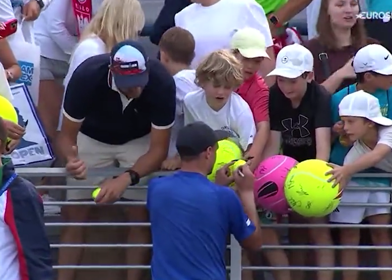 什切雷克被拍到搶走球星送給男孩的cap帽,令網民憤怒不已。(互聯網)