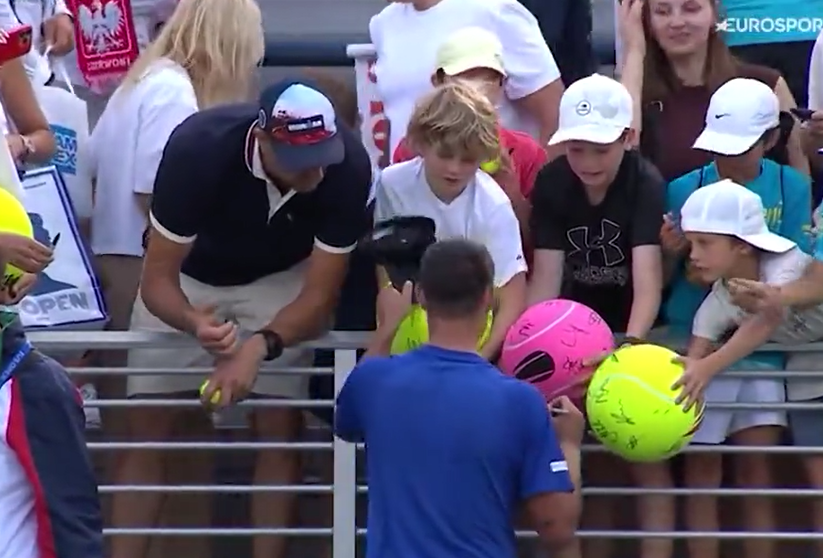 什切雷克被拍到搶走球星送給男孩的cap帽,令網民憤怒不已。(互聯網)