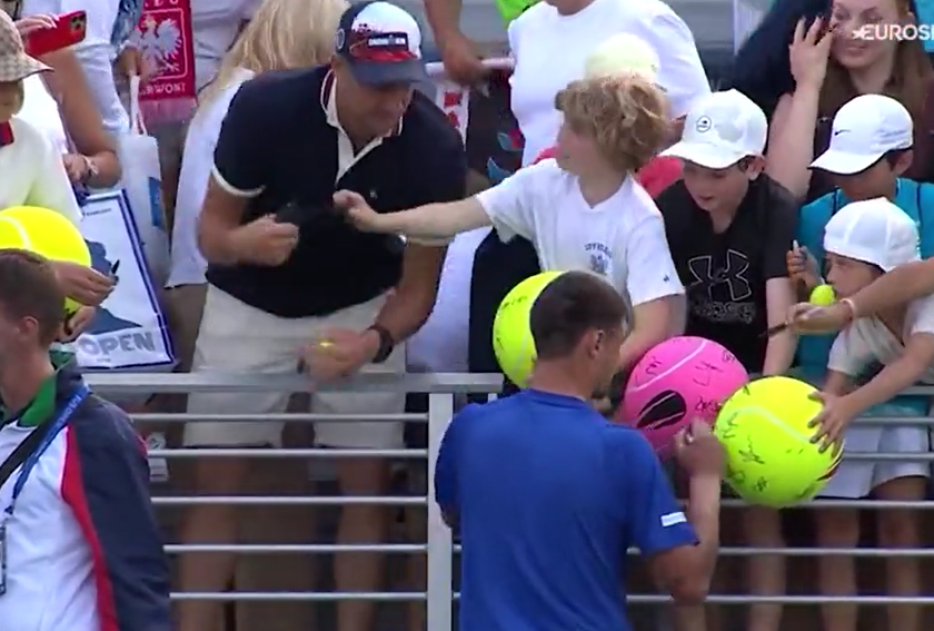 什切雷克被拍到搶走球星送給男孩的cap帽,令網民憤怒不已。(互聯網)