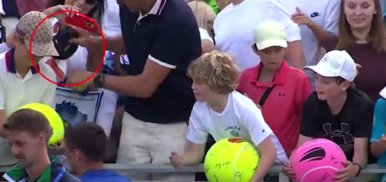 什切雷克被拍到搶走球星送給男孩的cap帽,令網民憤怒不已。(互聯網)