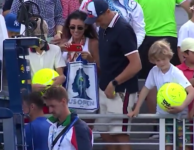 什切雷克被拍到搶走球星送給男孩的cap帽,令網民憤怒不已。(互聯網)