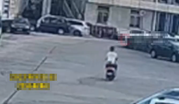 一名深圳男子日前在洪湖公園附近騎電動車時,突被風箏線勒喉割傷摔倒受傷,風箏線疑由公園飄來。(影片截圖)